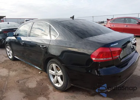 2012 Volkswagen Passat 2.5L Se z USA, uszkodzony, nr VIN 1VWBP7A37CC105852